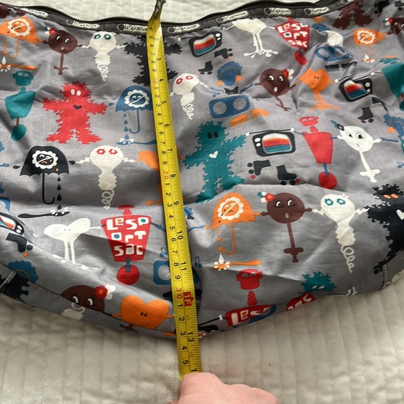 Le Sportsac crescent shaped bag gently used - Picture 3 of 6